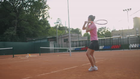 Junge-Kaukasische-Frau,-Die-Auf-Einem-Platz-Tennis-Spielt-Und-In-Zeitlupe-Einen-Ball-Zurückgibt